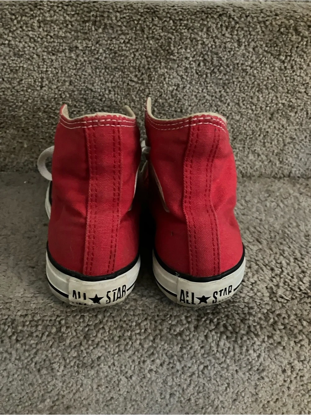 IN GREAT CONDITION! CONVERSE CHUCK TAYLOR ALL STAR HI TOPS KIDS UNISEX SIZE 4